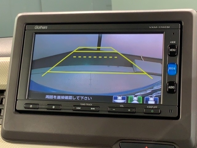 リバースギアに入れるだけで後方の表示へ切り替わります。夜間や雨の日の駐車も楽になりますよ。