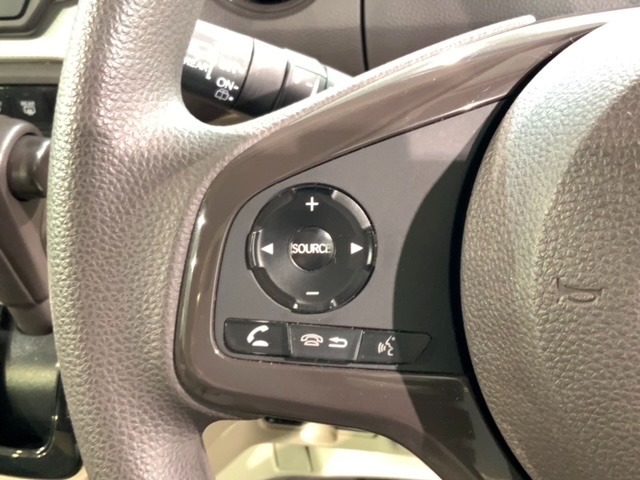 ステアリングにオーディオ操作スイッチが付いています。オーディオ画面に直接タッチしなくても操作が出来ますので、運転に集中できます。