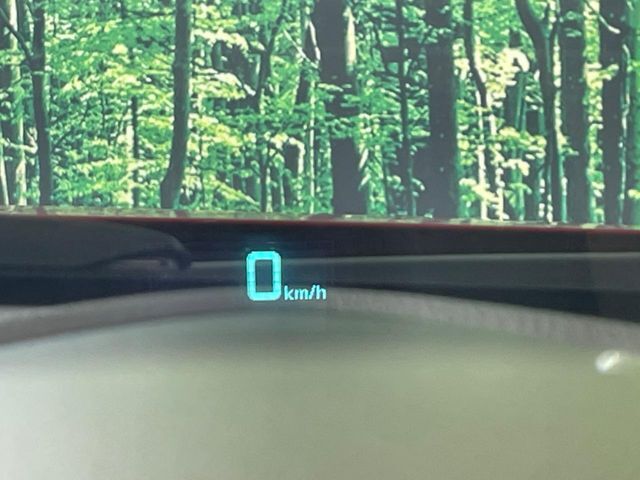 【ヘッドアップディスプレイ】現在の速度や走行情報をデジタル表示で運転席前方のガラスに投影！運転中、目線をずらさず必要な情報を確認できるのでとっても便利で安心！