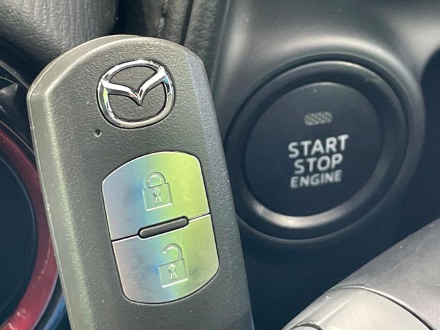 【アドバンストキー】カバンやポケットに入れたままでもドアの施錠・解錠が可能なスマートキーを装備。エンジンのオン・オフ時もカギを取り出す必要が無いからとっても便利です♪