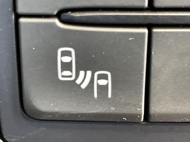 【ブラインドスポットモニタリング】走行中、ドアミラーの死角になりやすい箇所に後続車が接近するとサイドミラー付近に警告を表示、ドライバーに注意喚起をしてくれます。