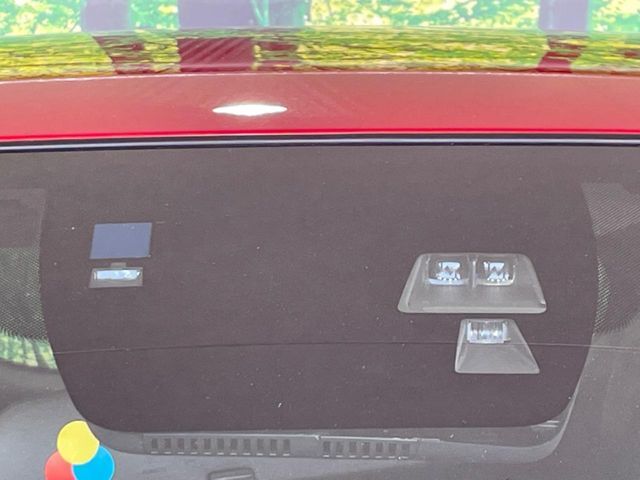 【衝突被害軽減装置】走行中に前方の車両等を認識し、衝突しそうな時は警報とブレーキで衝突回避と被害軽減をアシスト。より安全にドライブをお楽しみいただけます。