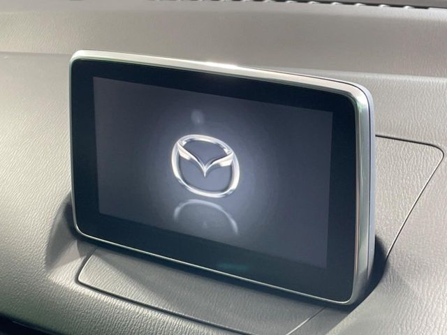 【マツダコネクトナビ】車内の雰囲気にマッチした一体型タイプのナビ。各種車輌設定やBluetooth再生等、様々な機能が楽しめます。直感的なダイヤル操作が可能で、使い勝手も良好です。