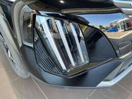 お洒落なグリルに、ライオンの牙をモチーフにしたLEDデイライトが新世代プジョーを象徴しております