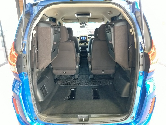 ■荷室は開口部が大きく、荷物の積み下ろしがスムーズ。後部座席を倒すことでさらに広くなり、使い勝手が良く便利です。