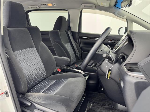 【運転席】座り心地が良いシートなので長時間の運転でも快適にお過ごしいただけます。新品のフロアマットのご注文も可能です。掲載箇所以外にご希望の写真がございましたらお気軽にお問い合わせ下さい。
