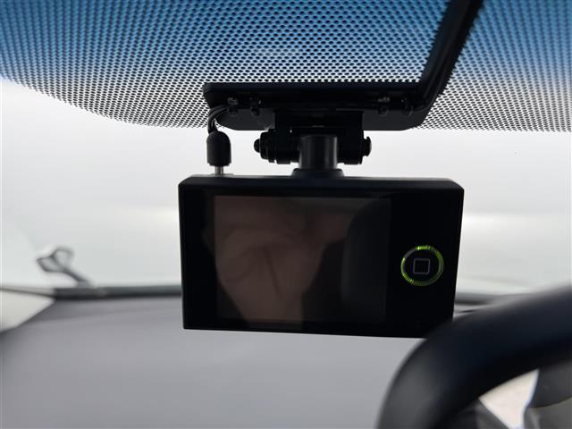 【ドライブレコーダー】映像・音声などの運転中の記録を残します。事故などを起こした起こされた時の証拠になりえますので、もしも時でも安心ですね。