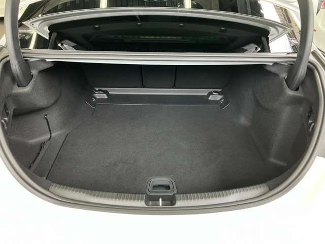納車前には、メーカー規定に基づき、認定中古車ならではのしっかりとした整備をしてからご納車させて頂きます。熟練のメカニックがお客様に届く事を思い、1台1台入念に点検、整備致します。
