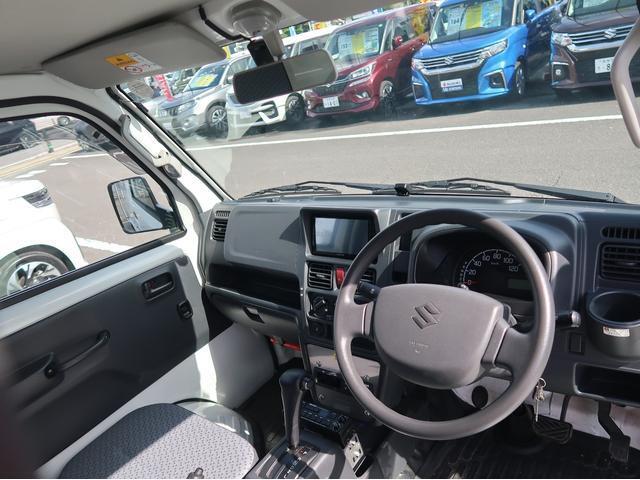 足元も十分な広さで運転もしやすいです！
