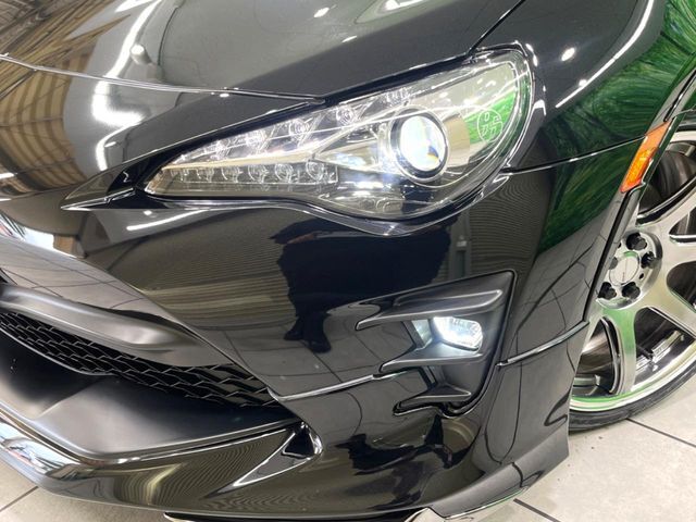 【LEDヘッドライト】悪天候や夜間走行時も良好な視界を確保し安心して運転できる高輝度LEDヘッドライトを装備！点灯速度が早く、消費電力も抑えられています。