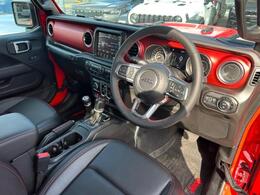 赤色のアクセントがオシャレな運転席