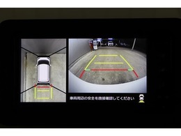 前後左右のカメラの映像を合成し、車を上から見たような視点のパノラミックビューモニター。後方の死角だけでなく左右や前方の障害物の発見もしやすくなります。