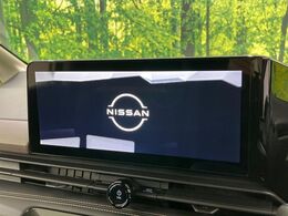 【メーカー純正ナビ】インテリアに溶け込むスタイリッシュな「専用設計」メーカーナビを装備♪視認性や操作性など基本性能にも優れ、より上質なカーライフをお楽しみいただけます。