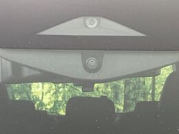 【インテリジェントエマージェンシーブレーキ】フロントカメラで前方の車両や歩行者を検知。衝突しそうな時は衝突被害軽減ブレーキが作動、衝突回避をサポート。より安全にドライブをお楽しみいただけます。