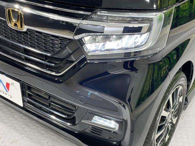 【LEDヘッドライト】悪天候や夜間走行時も良好な視界を確保し安心して運転できる高輝度LEDヘッドライトを装備！点灯速度が早く、消費電力も抑えられています。