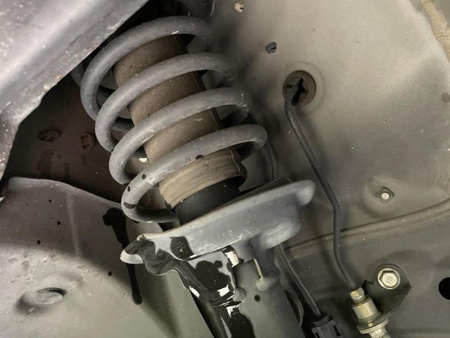 お車を安心してお乗りいただく為には、足回りの定期点検が欠かせません。サービスサポート（有償保証）では無料点検もご提供しており、安心のカーライフをお過ごしいただけるサポート体制が整っています。