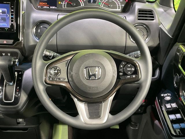 【ステアリングスイッチ】運転中、前方から目線をそらすことなく、オーディオ等の操作が可能な便利機能！安心＆快適なドライブを演出してくれます♪