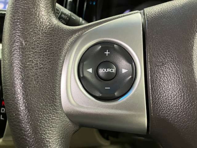 運転しながら手元でオーディオ操作ができます！ハンドルから手、目を放すことなく運転も安心です！