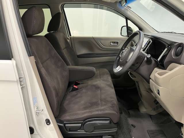 ゆったり、しっかりと座れるシートに運転席は高さ調節可能なハイトアジャスター付き！シート位置の前後と高さ、レバーの上下左右の調節で自分にあったポジションを見つけることができます！