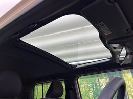 【ガラスルーフ】ガラスルーフ搭載で車内の解放感が一気にアップ！開放的なドライブをお楽しみいただけます。