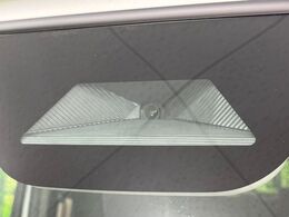 【ホンダセンシング】走行中に前方の車両等を認識し、衝突しそうな時は警報とブレーキで衝突回避と被害軽減をアシスト。より安全にドライブをお楽しみいただけます。