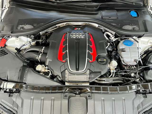 4リッターV8DOHC32バルブ　ツインターボエンジンは560ps（412kW）/71.3kgm（700Nm）のパワーを発揮！！出だしのレスポンスからしてステーションワゴンのスペックとは到底思えない◎