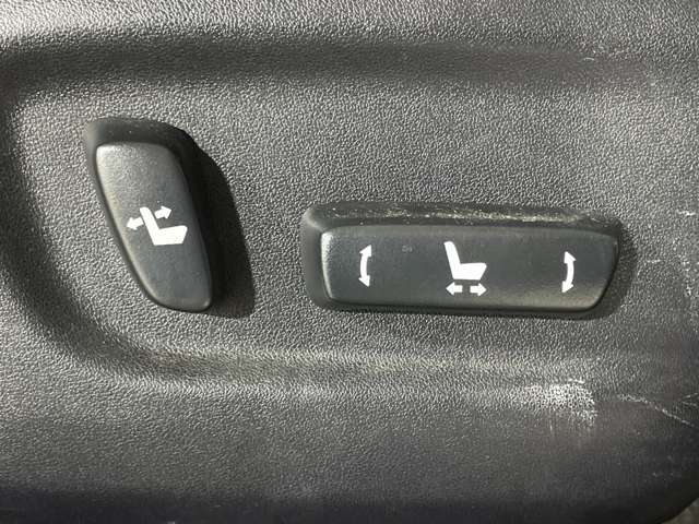 【電動パワーシート】最適なシートポジションを提供し快適にお過ごしいただけ、助手席は足元にお荷物を置いてもゆとりのある空間です。