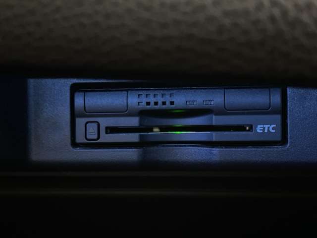【ETC】有料道路を利用する際に料金所で停止することなく通過できる、ETC車載器（ノンストップ自動料金収受システム機器）が装備されています。セットアップを行うことで利用可能になります。
