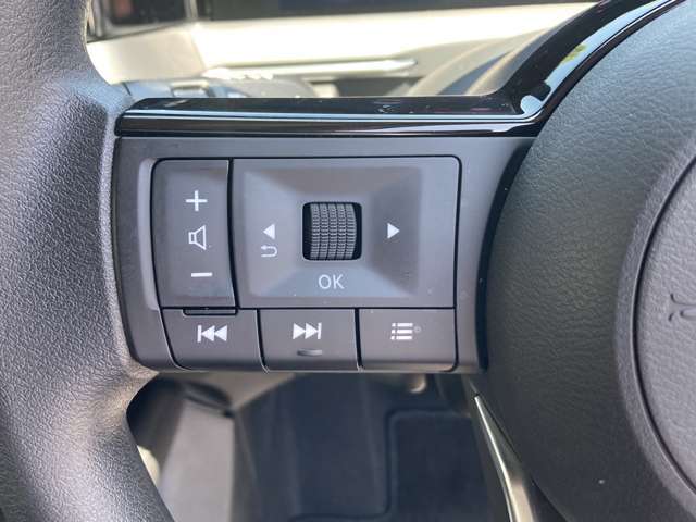 ■ステアリングスイッチ■ハンドル手元でオーディオの操作が簡単に出来ます。運転中でもナビまで手を伸ばさずに操作が出来て安心です。