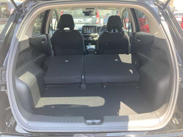 シートをすべて倒すとこんなに広々。たくさん荷物を積めます。これだけのスペースであればかなりの荷物が載せられます！