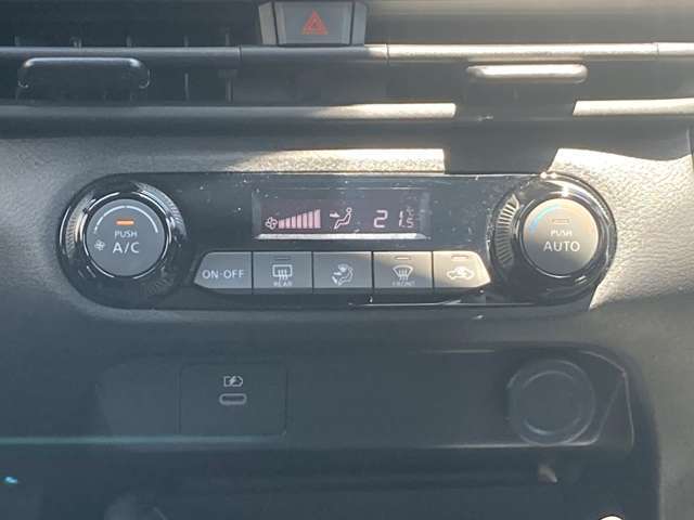 ◆エアコン◆温度の設定をしてAUTOボタンを押すだけ簡単。車内を快適な温度に保ってくれます