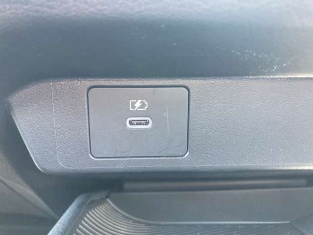運転席と助手席の間にUSBソケットがついているので、スマートフォンなどの充電が可能です。
