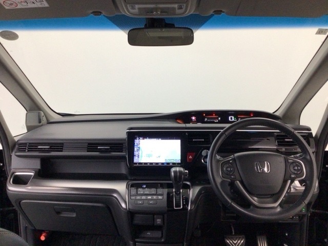 【前方視界】開放的な前方視界！運転がしやすく疲れにくいです♪窓が大きく、見通しがとっても良いおクルマですよ♪