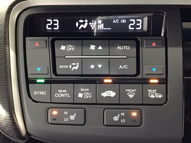 【左右独立オートエアコン】左右席で独立温度コントロールが可能です。運転席はキンキンに冷やして助手席はマイルドにと言った設定が可能です☆暑さ寒さでケンカすることもなくなりますね♪