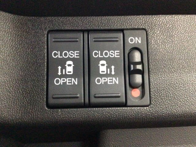 【両側パワースライドドア】両側がパワースライドドアになっており、運転席のスイッチやスマートキーでも開閉が可能です！開口部も広いので乗り降りも楽々♪