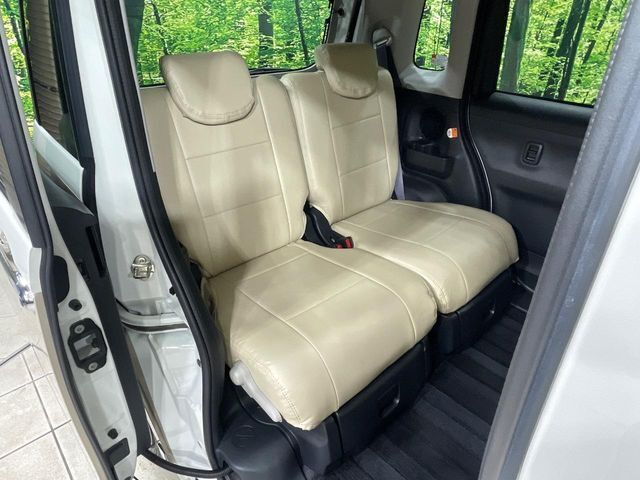 後部座席も気になるようなキズ・汚れやへたり等、大きなダメージはなく、良好な状態です。