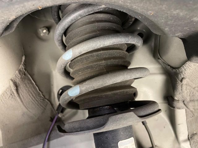 お車を安心してお乗りいただく為には、足回りの定期点検が欠かせません。サービスサポート（有償保証）では無料点検もご提供しており、安心のカーライフをお過ごしいただけるサポート体制が整っています。