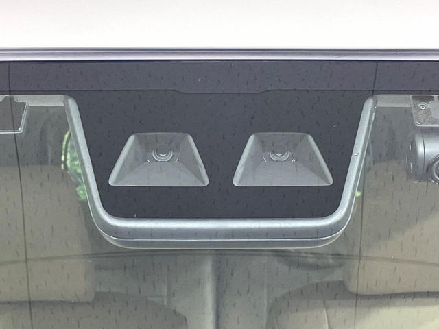 【スマートアシスト】走行中に前方の車両等を認識し、衝突しそうな時は警報とブレーキで衝突回避と被害軽減をアシスト。より安全にドライブをお楽しみいただけます。