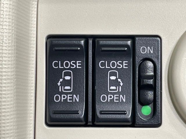 【両側パワースライドドア】スマートキーや運転席のスイッチで後席両側スライドドアの開閉が可能♪電動だから力を入れてドアを開ける必要が無く、小さなお子様でも簡単に開け閉めでき快適です♪