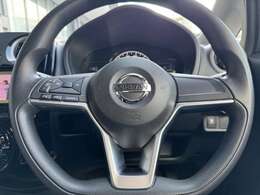 ステアリングスイッチ付き★ナビの音量調整などもハンドルのスイッチでできるので便利です★