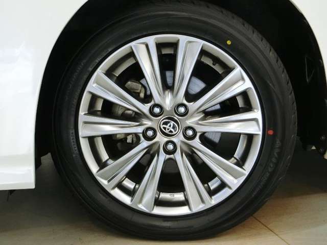 車のデザインにマッチした純正アルミホイール