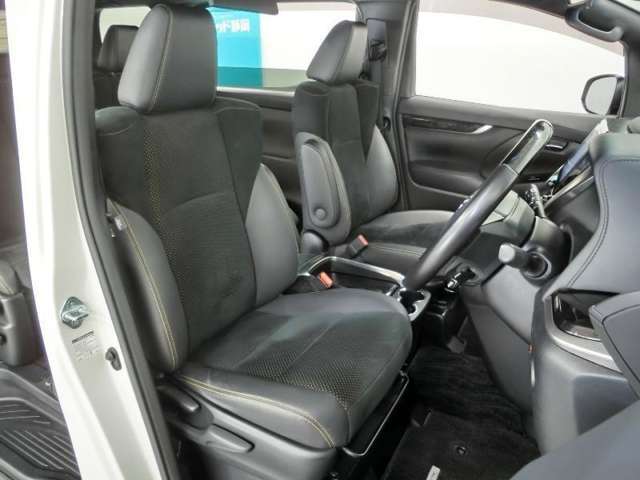 運転席シートです。フィット感が有り座り心地の良いシートです。