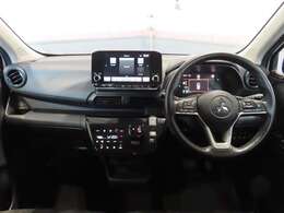 シフトレバーをダッシュパネルセンターに装備。運転席、助手席の足元すっきり！