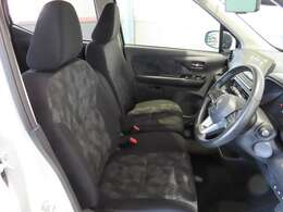 大きなベンチシートで足元もヒロビロ■大型シートで座り心地は快適♪中央にはアームレストが付いてゆったりドライブ♪　シートヒーターを運転席,助手席に装備(*^-^*)