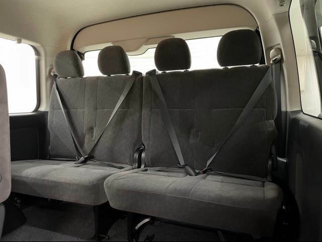 セカンドシートはリクライニング可能でくつろぎの空間。大人二人が乗っても十分なスペースが確保されております。