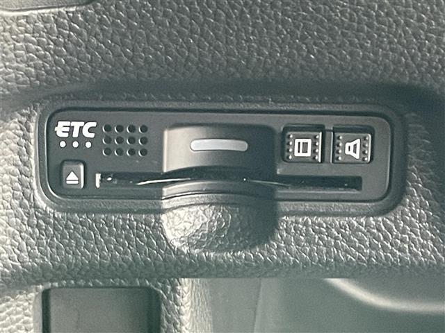【ETC】有料道路を利用する際に料金所で停止することなく通過できる、ETC車載器（ノンストップ自動料金収受システム機器）が装備されています。セットアップを行うことで利用可能になります。