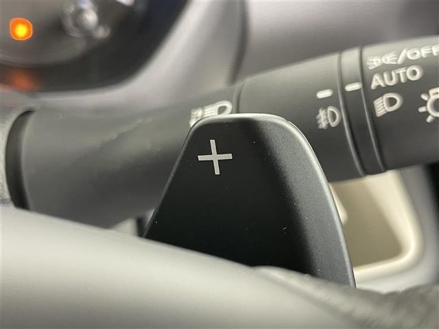 【パドルシフト（AT車）】MT車と同じように好きなギアで走ることができます！ステアリングから手を離さずに指先だけでシフト操作ができ、よりスポーティな走りをお楽しみいただけます。