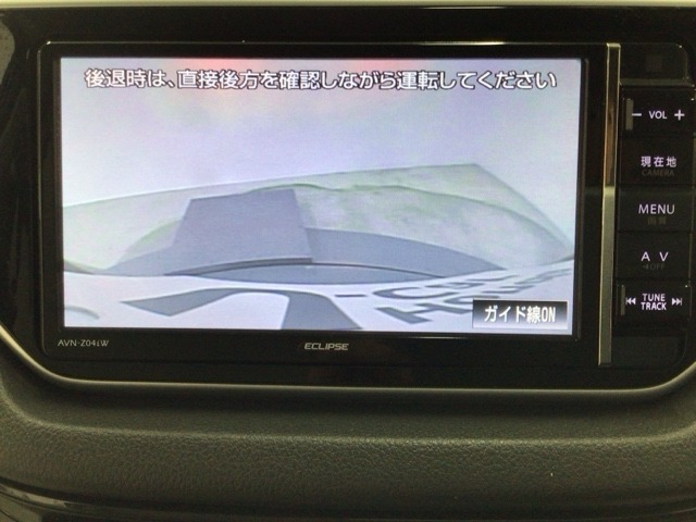 【バックカメラ】運転が苦手な方も車庫入れラクラクです！ギアをリバースに入れれば自動的に切り換わりますので、面倒な操作は不要です♪狭い駐車場もお車を傷つけず安心ですね！