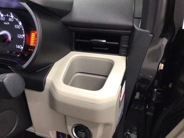 【ドリンクホルダー】ハンドルの右側にはドリンクホルダーが付いています。ちょうど手の届く所にありますので、とっても便利です♪
