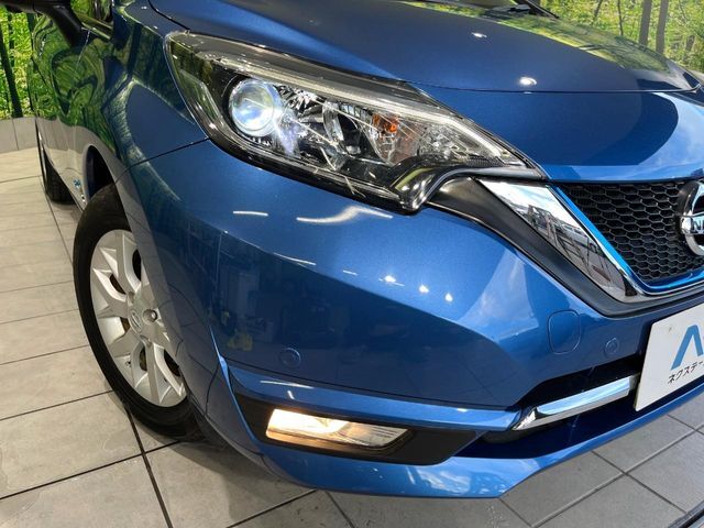 【LEDヘッドライト】悪天候や夜間走行時も良好な視界を確保し安心して運転できる高輝度LEDヘッドライトを装備！点灯速度が早く、消費電力も抑えられています。